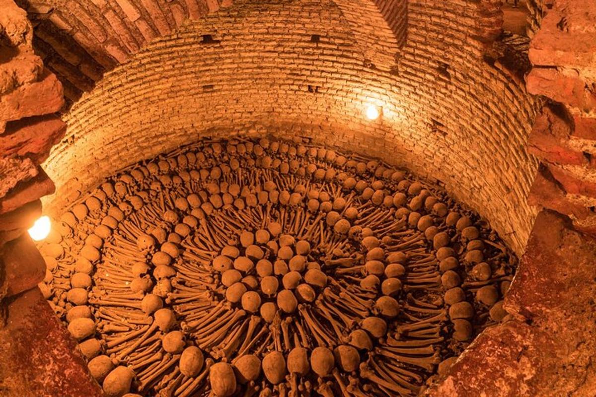 un tunnel di mattoni con un mucchio di palline sopra
