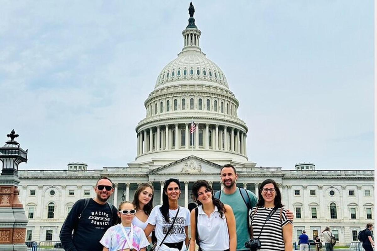 un groupe de personnes debout devant le Capitole des États-Unis