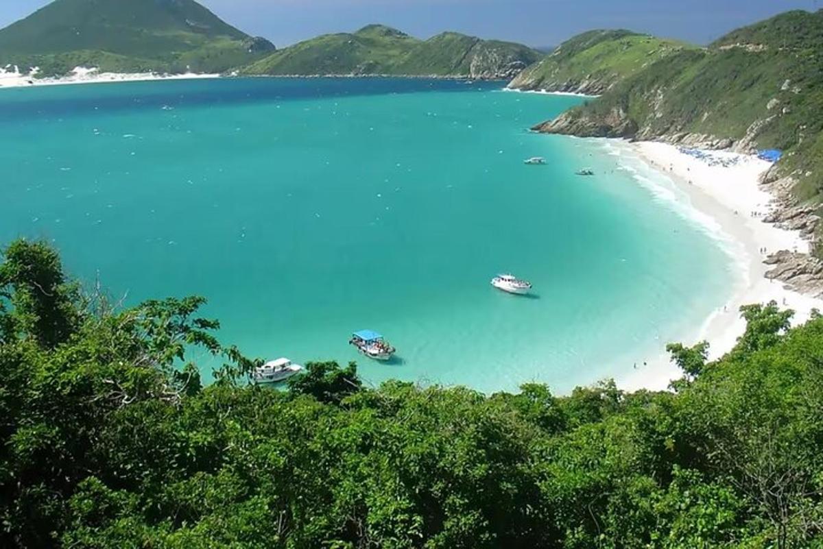 Una vista de una playa con barcos en el agua.