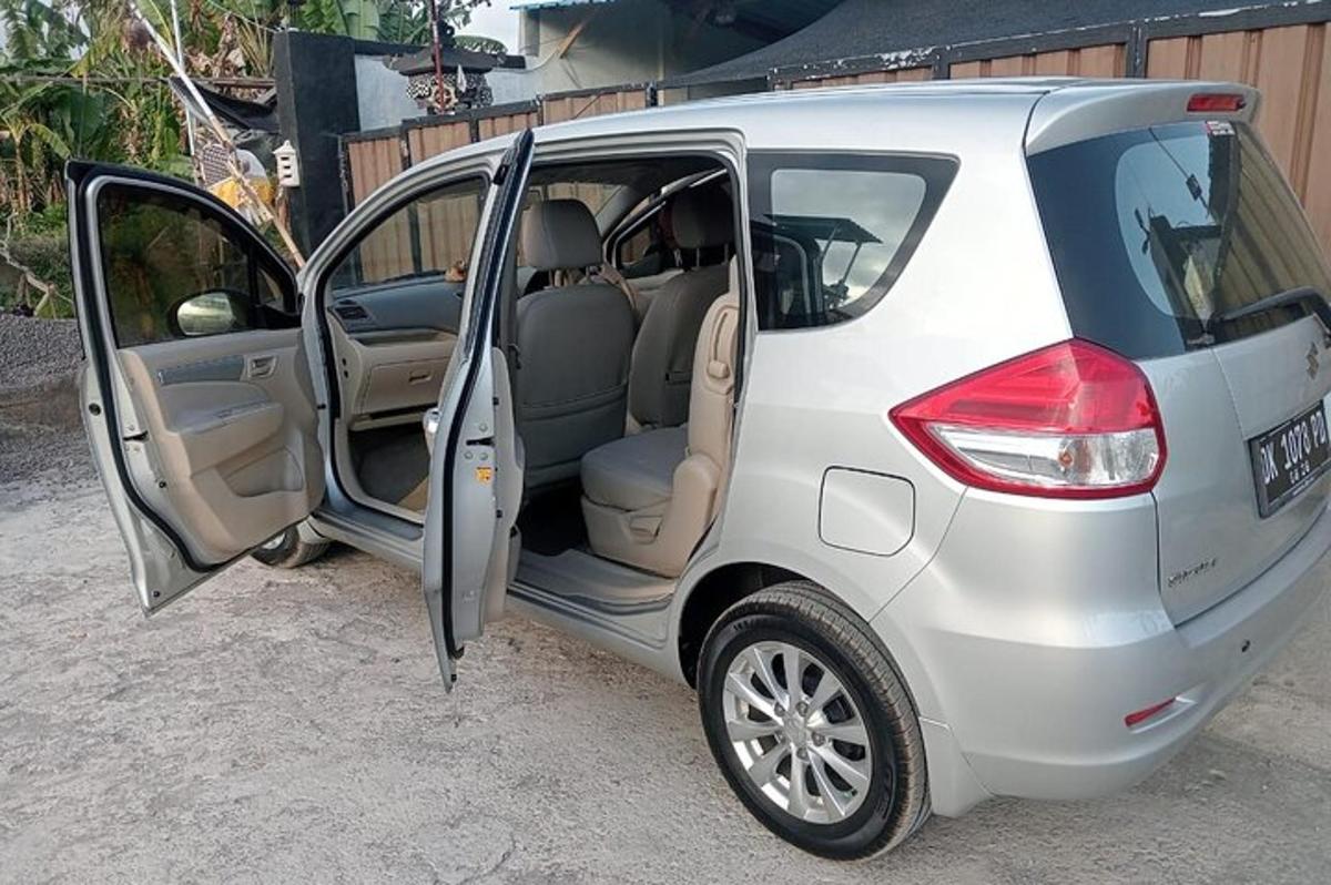 srebrn kombi z odprtimi vrati in odprto streho