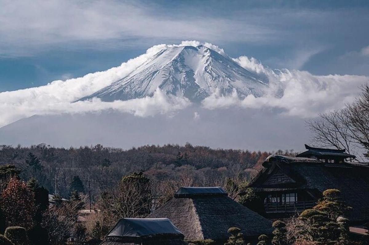 una montagna innevata in lontananza con case ed edifici