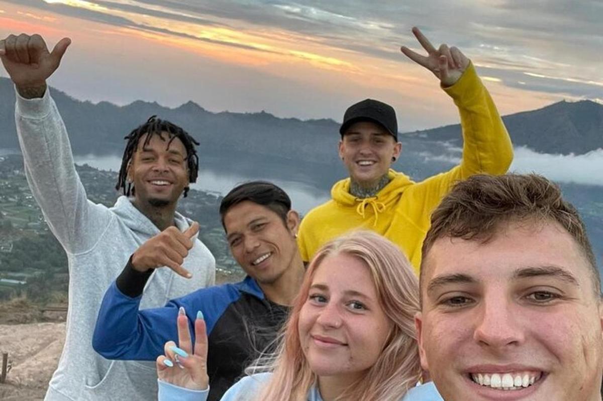 Un grupo de jóvenes posando para una fotografía