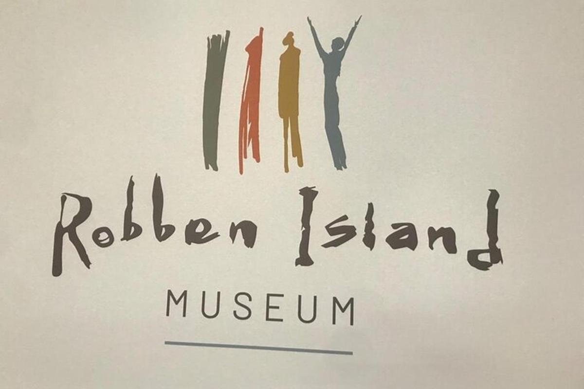 kresba tří lidí s nápisem Rebel Island Museum