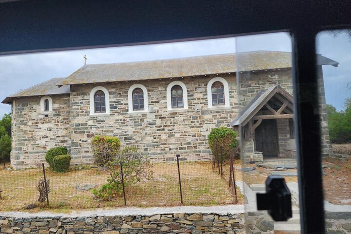 una vecchia chiesa in pietra con una vetrata