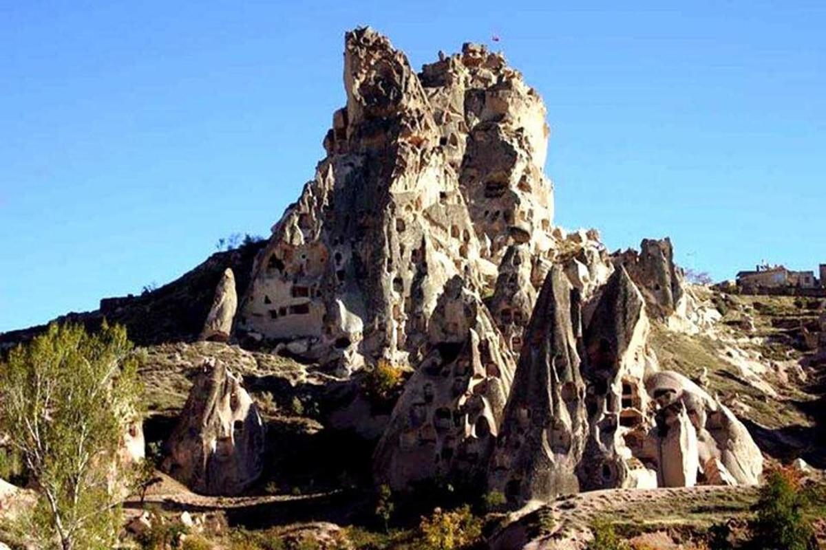 o formațiune stâncoasă mare pe vârful unui munte