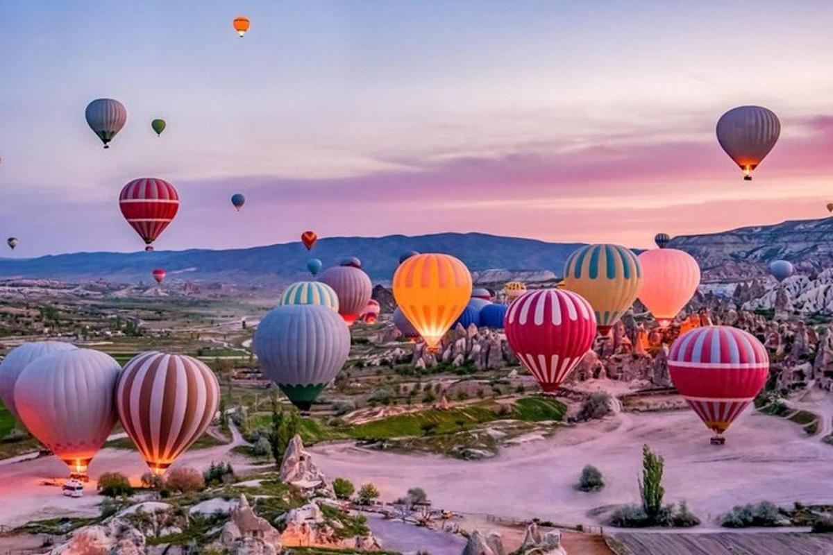 un grup de baloane cu aer cald zburând pe cer