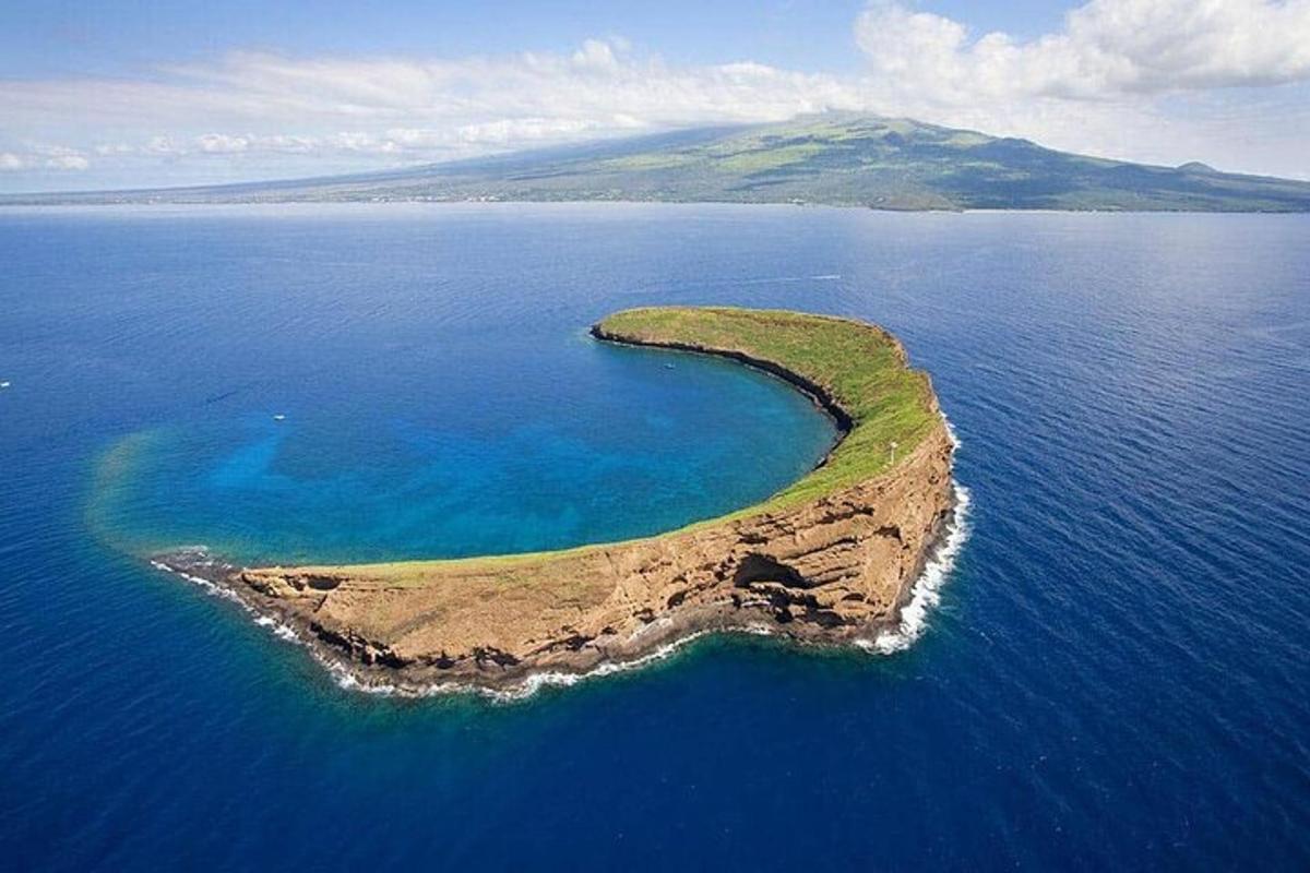 un'isola in mezzo a uno specchio d'acqua