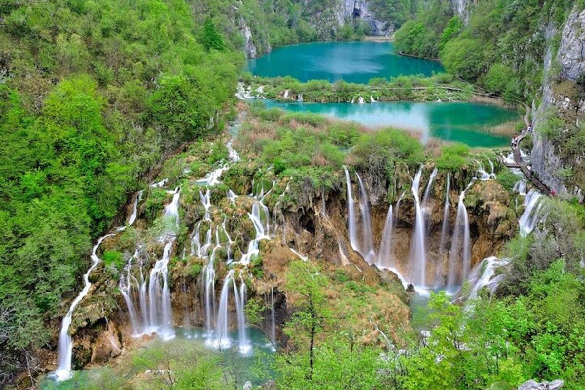 група водопада у кањону са језером