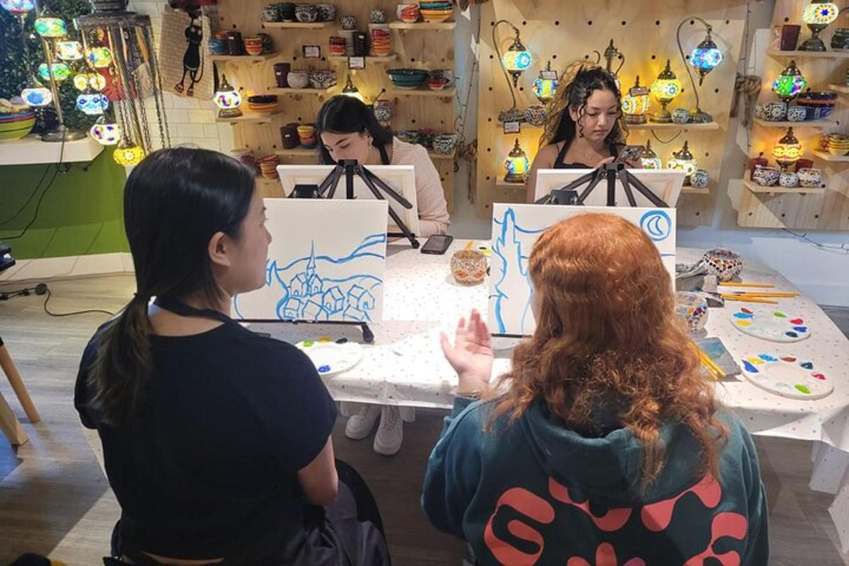 trois femmes assises à une table dans une pièce