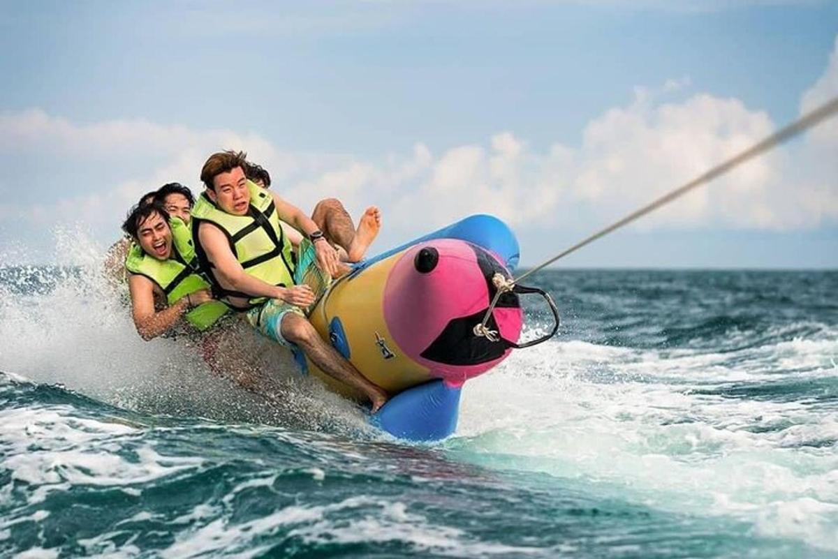 skupina lidí jedoucích na raftu ve vodě