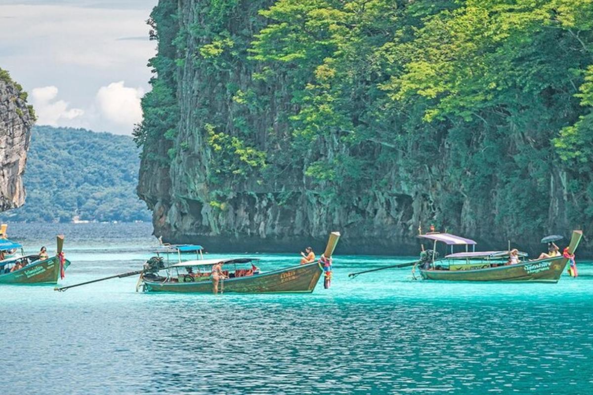 กลุ่มเรือในน้ำใกล้ภูเขา