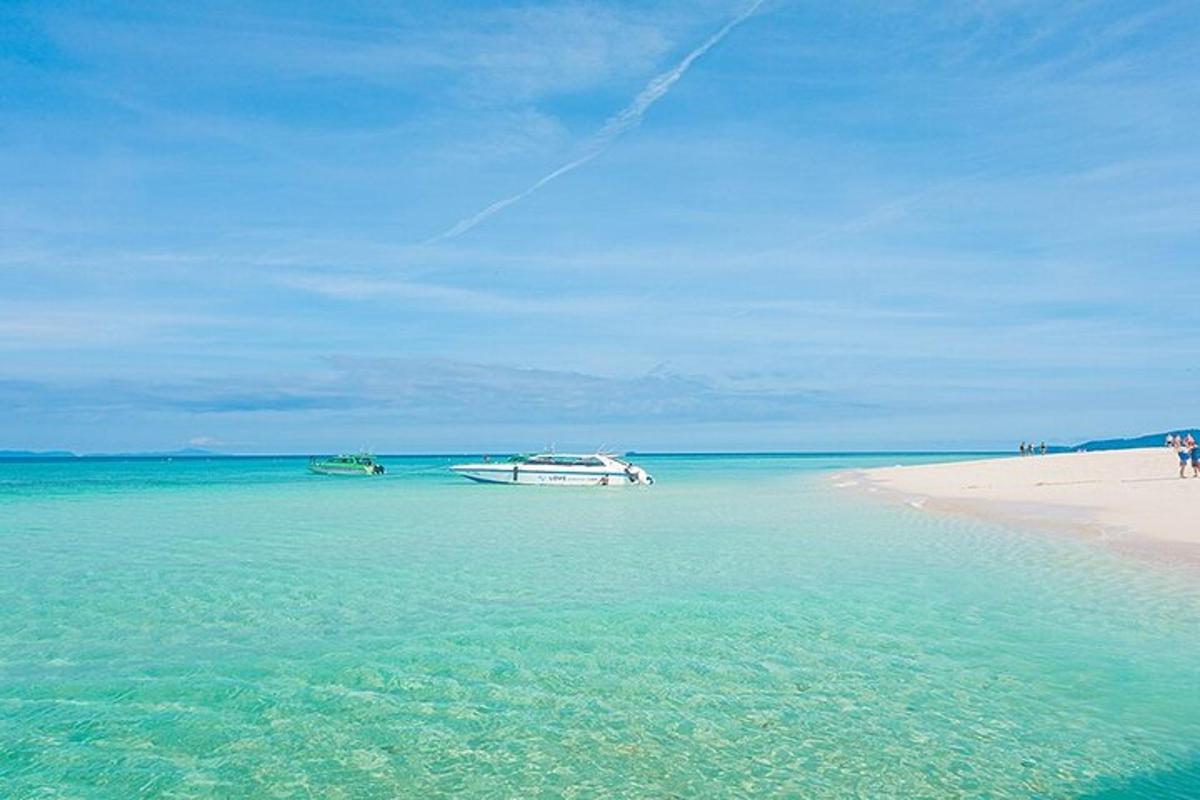 เรือลำหนึ่งจอดอยู่ในน้ำบนชายหาด