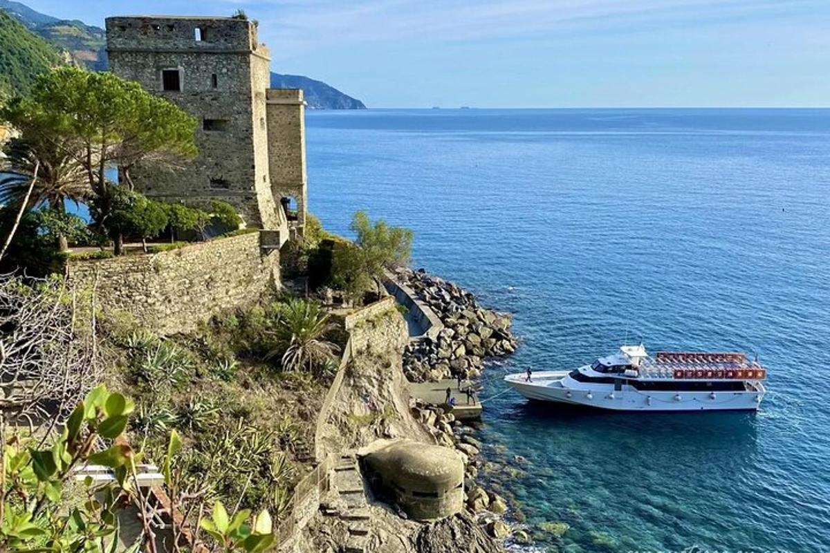 o barcă în apă lângă un castel