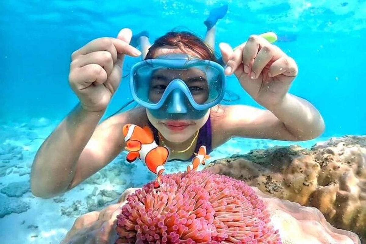 žena ve vodě se šnorchlem a anemometrem