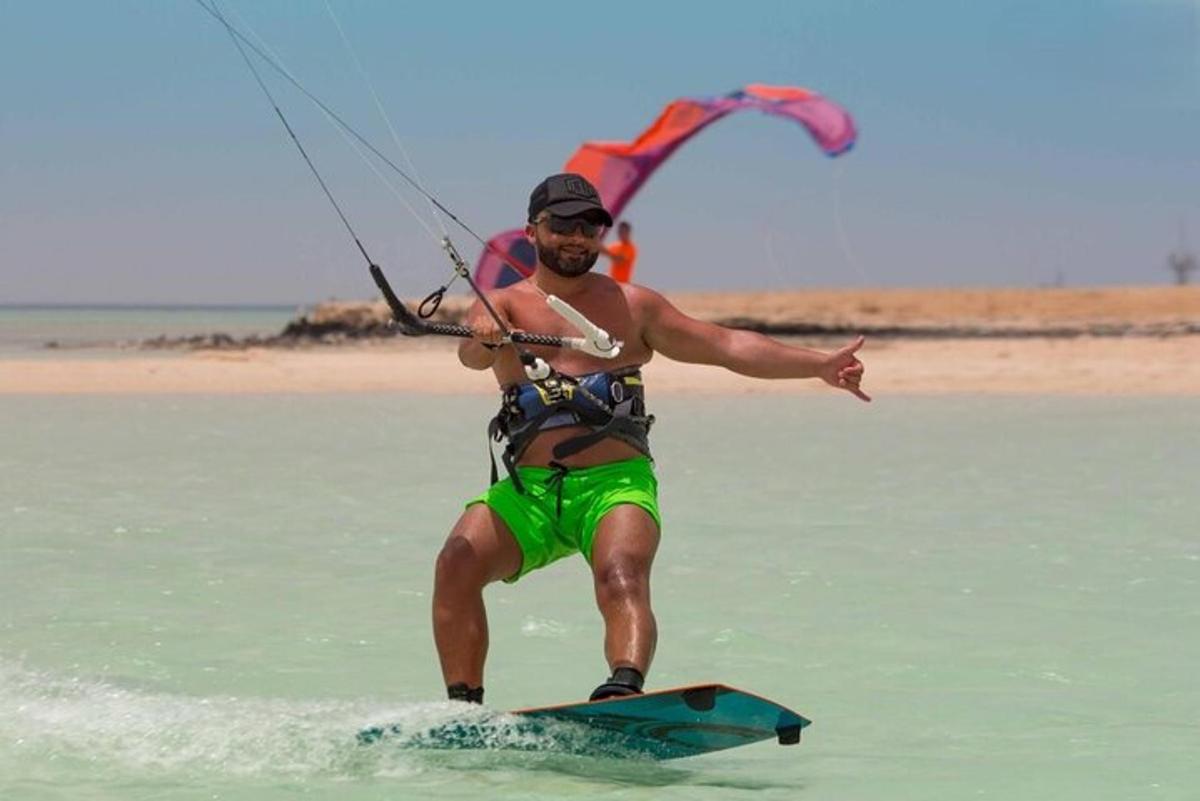 un uomo su una tavola da surf in acqua