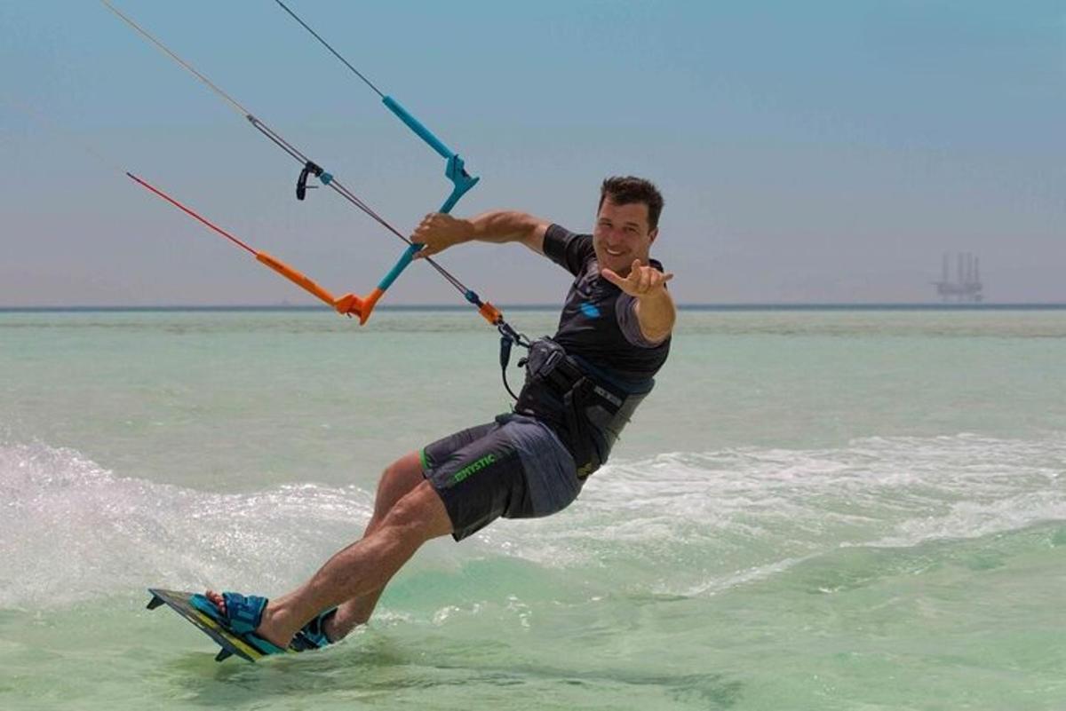 un uomo su una tavola da surf in acqua