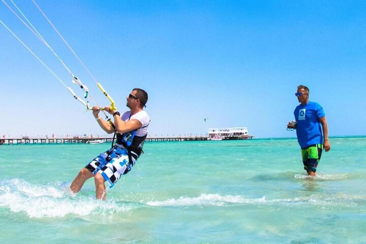 dua lelaki berada di dalam air di pantai