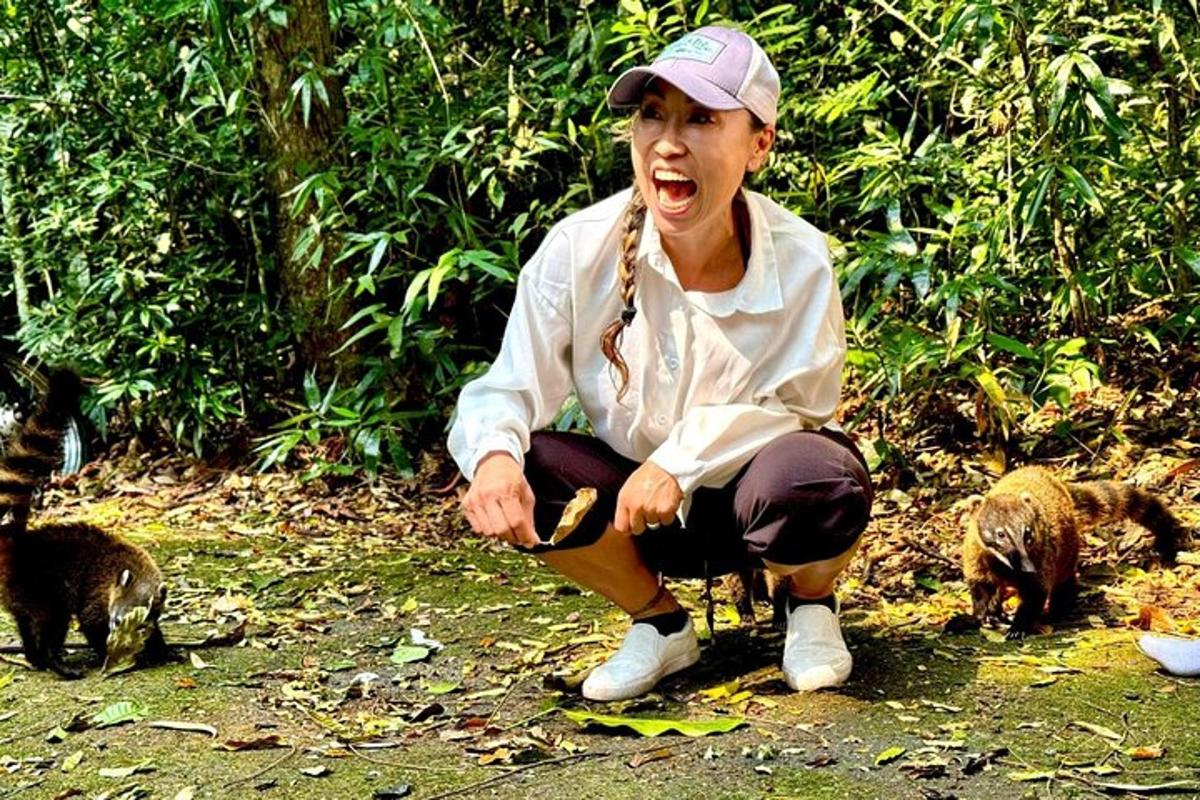 seorang wanita duduk di atas tanah di hadapan beberapa haiwan