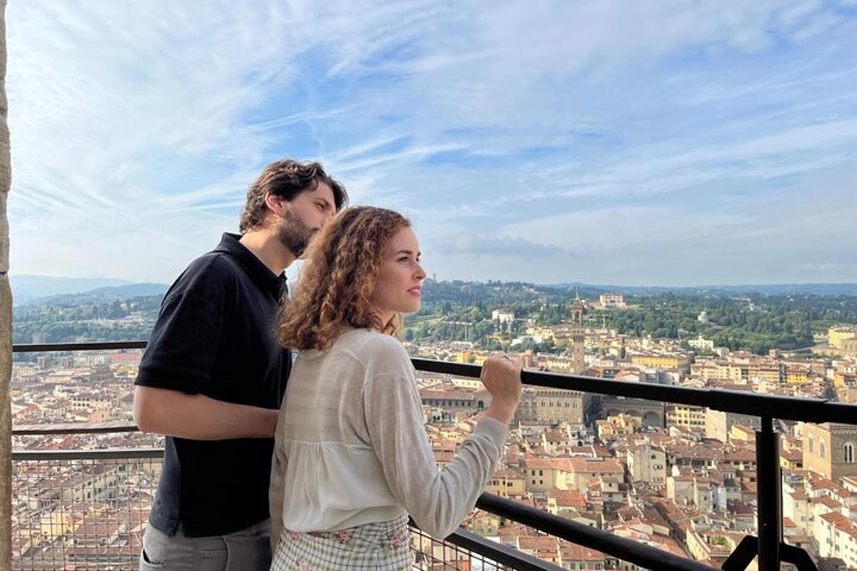 muž a žena stojící na vrcholu věže