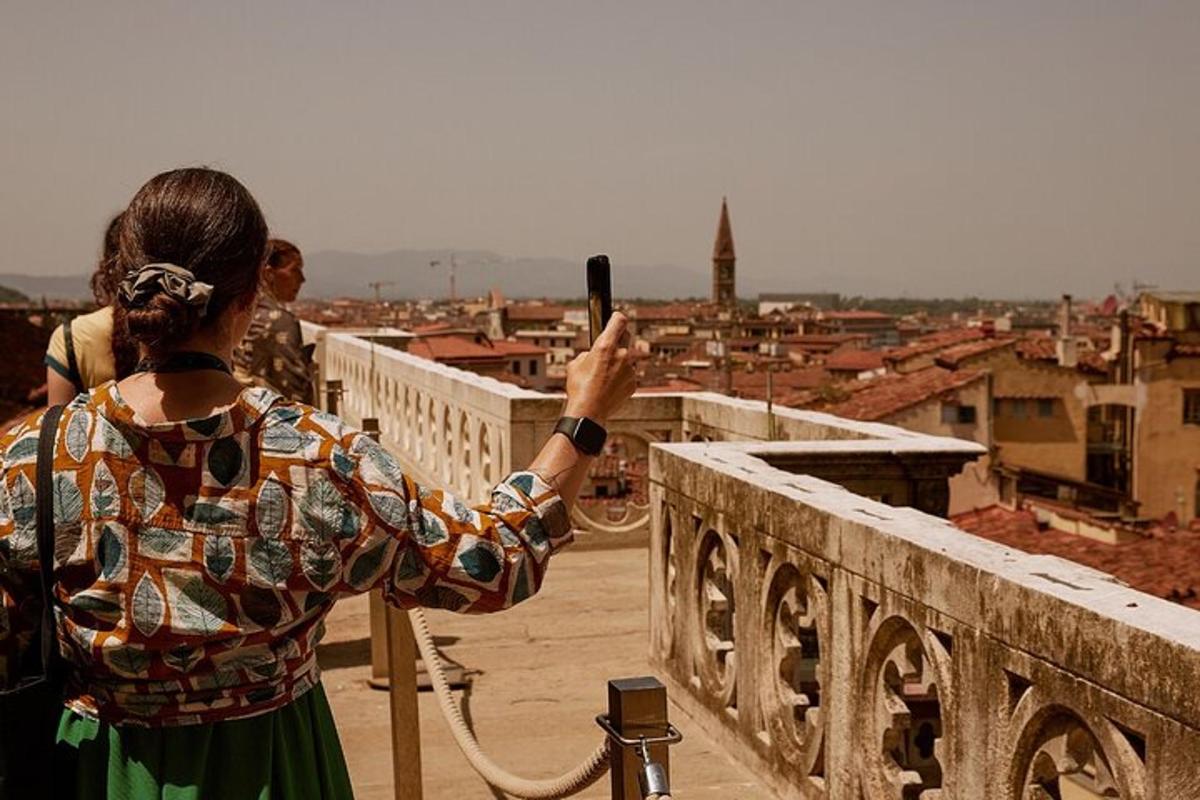 žena fotící město mobilním telefonem