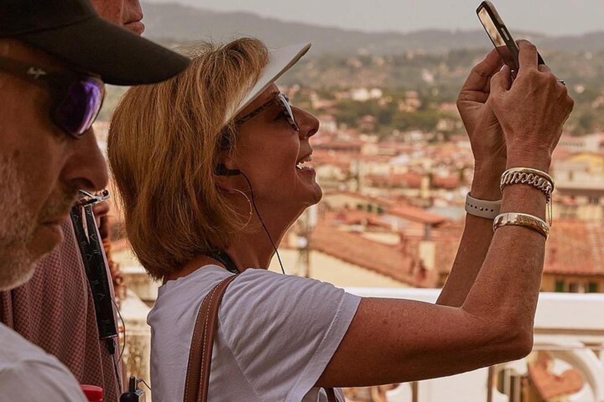 žena fotící město mobilním telefonem