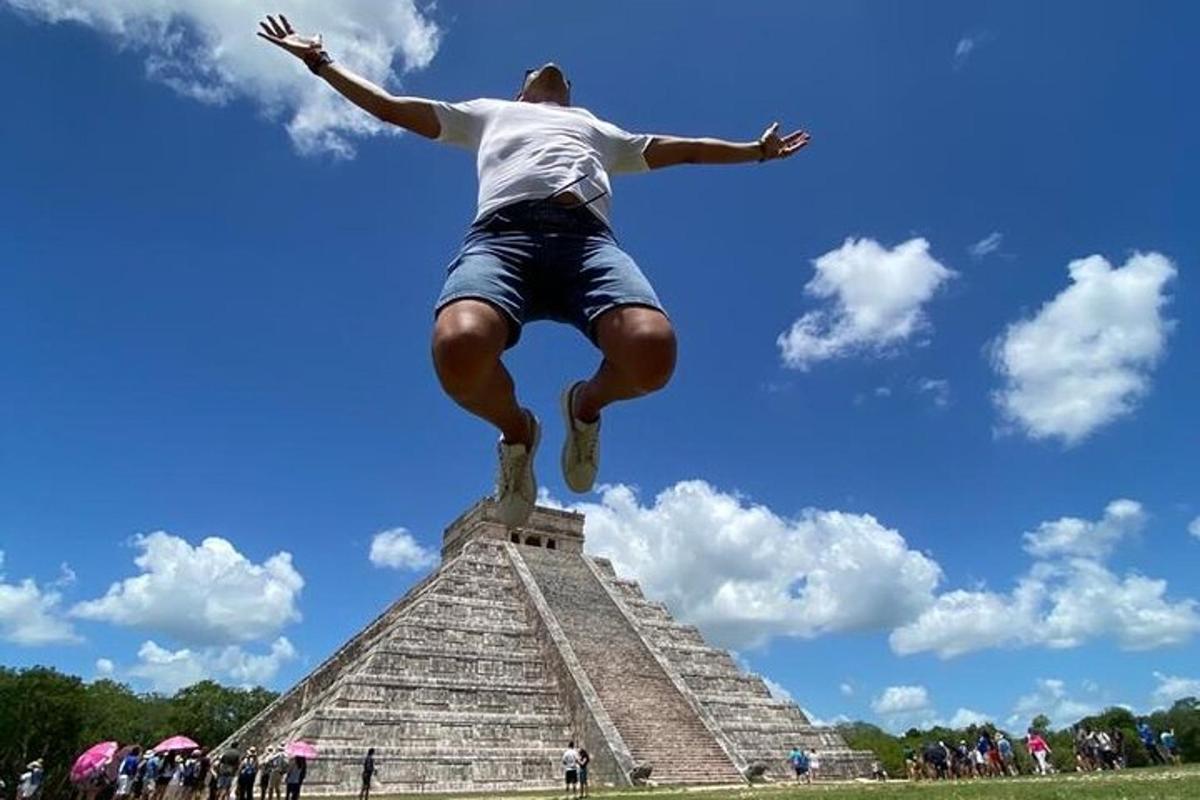 Un hombre saltando en el aire frente a una pirámide.