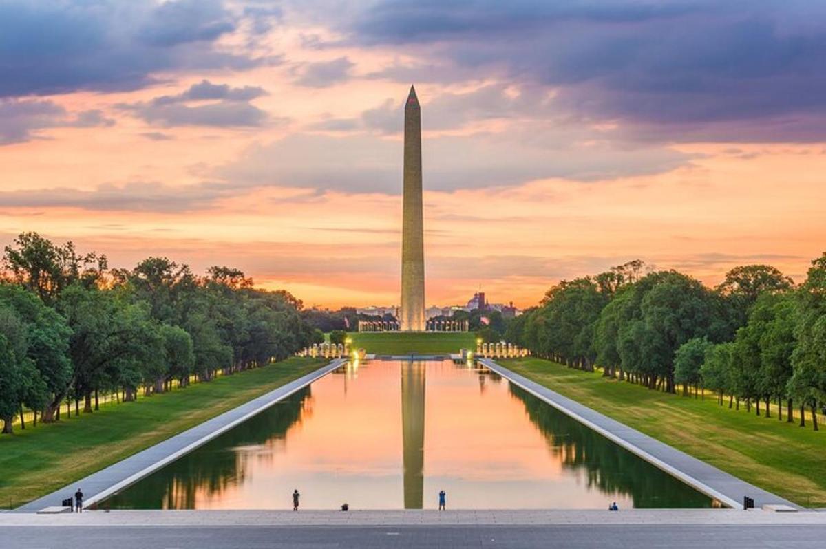 Pohled na Washingtonský monument při západu slunce