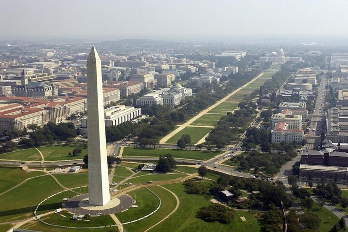 Letecký pohľad na Washingtonský monument pred mestom
