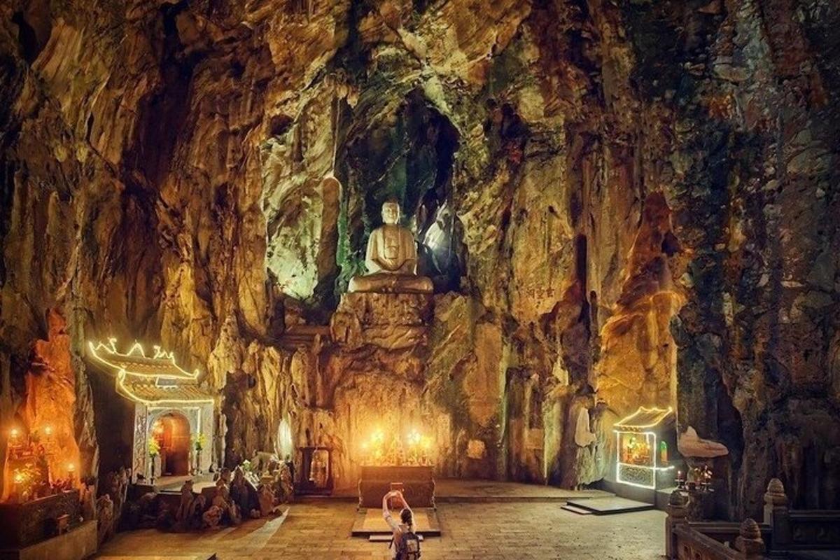 ถ้ำที่มีวิหารอยู่ในผนังหิน
