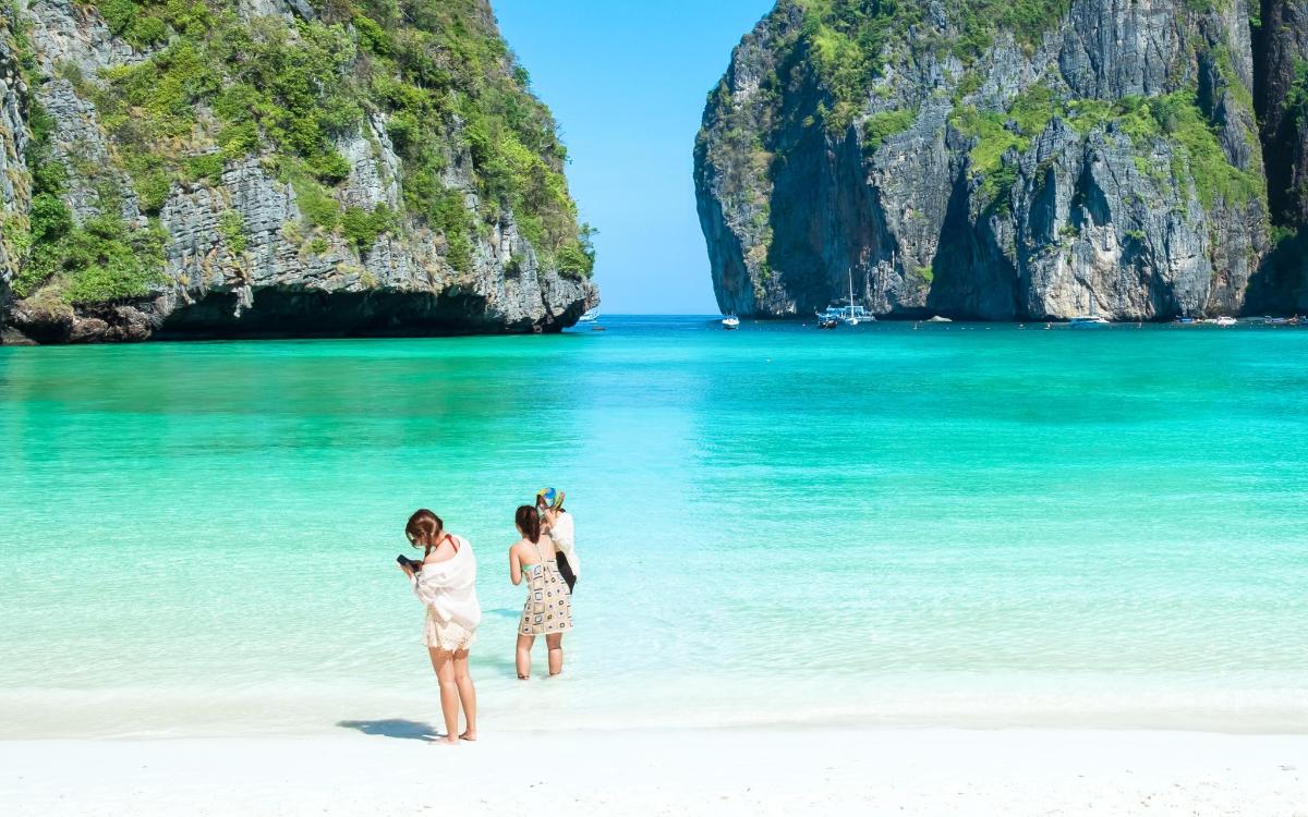 due donne in piedi su una spiaggia in acqua