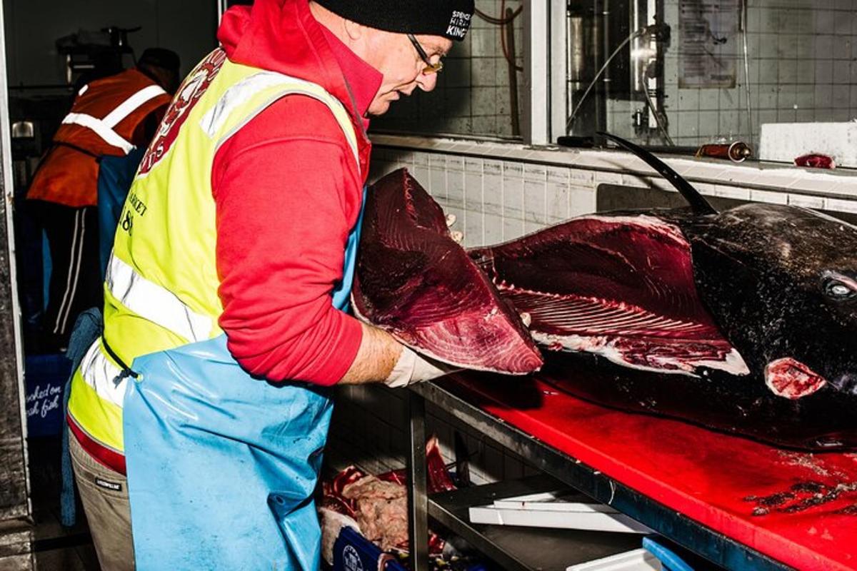 un uomo in piedi in una cucina che prepara la carne