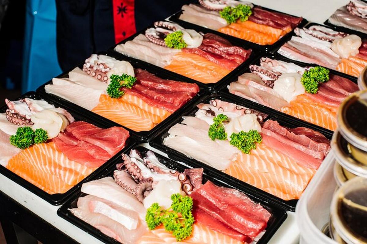 un mucchio di diversi tipi di sushi su un tavolo