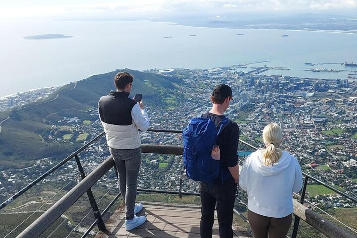 un grupo de personas de pie en la cima de una montaña