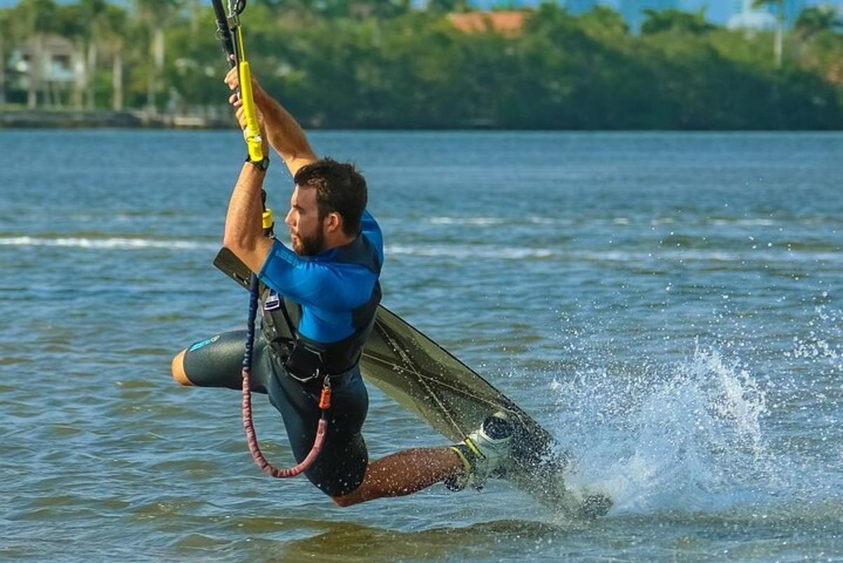 чоловік на дошці у воді