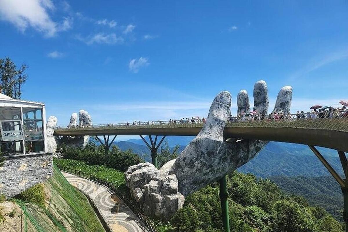 一只手托起一座桥的雕像