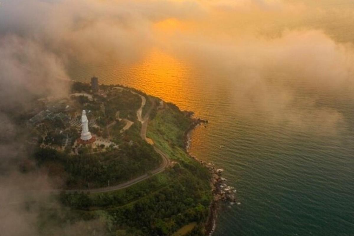 sala vandenyje su švyturiu ant jos