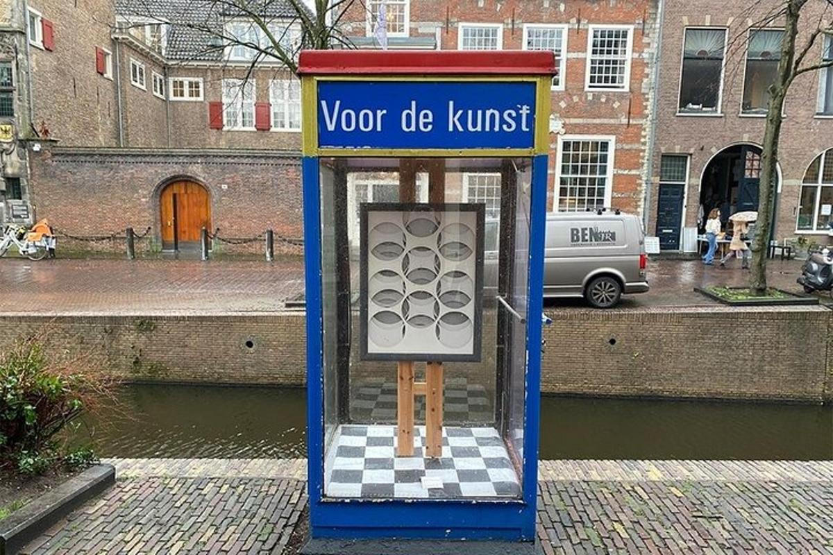 Una estatua de una cabina telefónica en una ciudad.