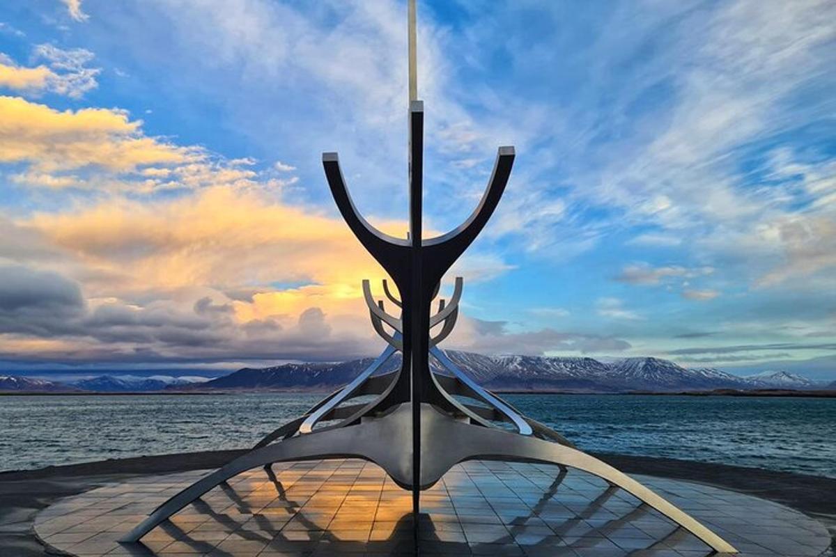 uma escultura de metal de um barco em um corpo d'água