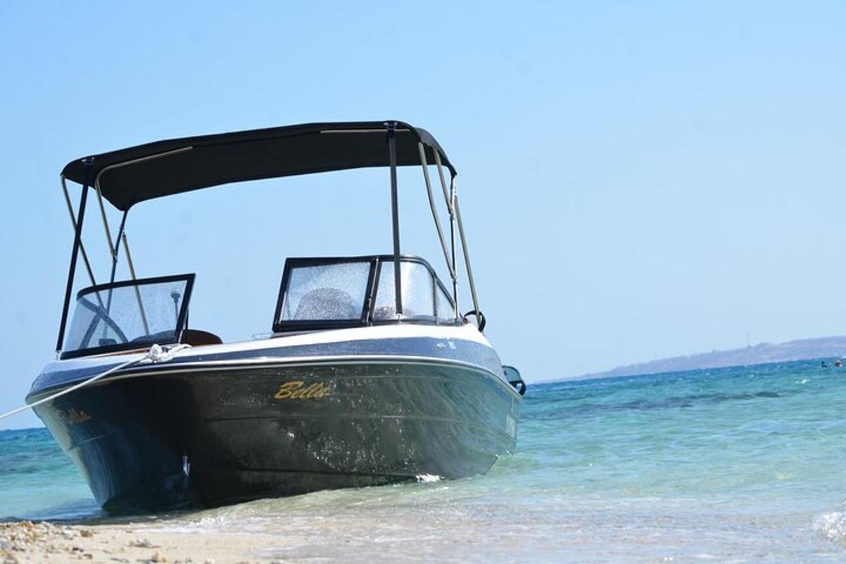 una barca seduta sulla spiaggia in acqua
