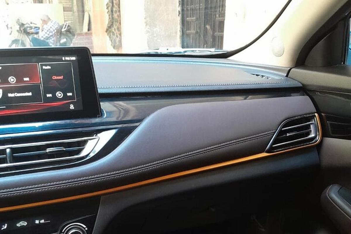 tahvelarvuti auto armatuurlaual