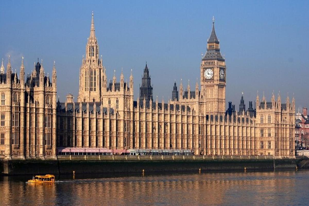 un gran edifici amb una torre del rellotge i el Big Ben