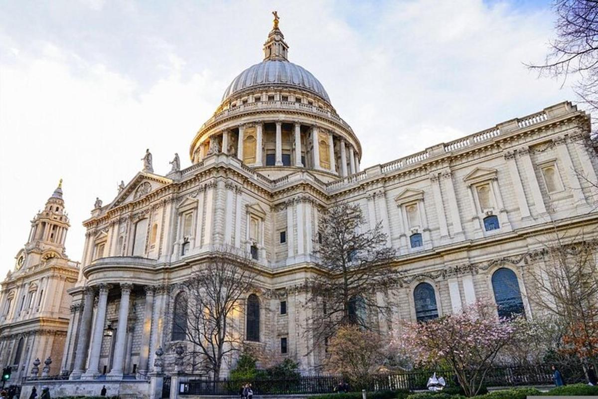 un edifici amb una cúpula a sobre