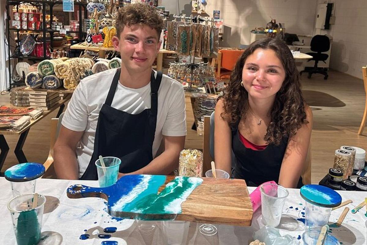 Un hombre y una mujer sentados en una mesa con un pastel.