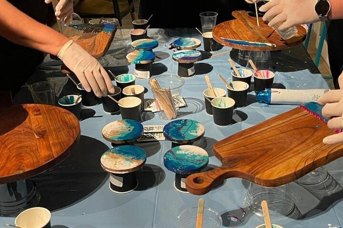 Una mesa cubierta con cuencos de colores y utensilios de madera.