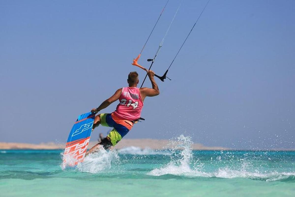 un uomo su una tavola da surf in acqua