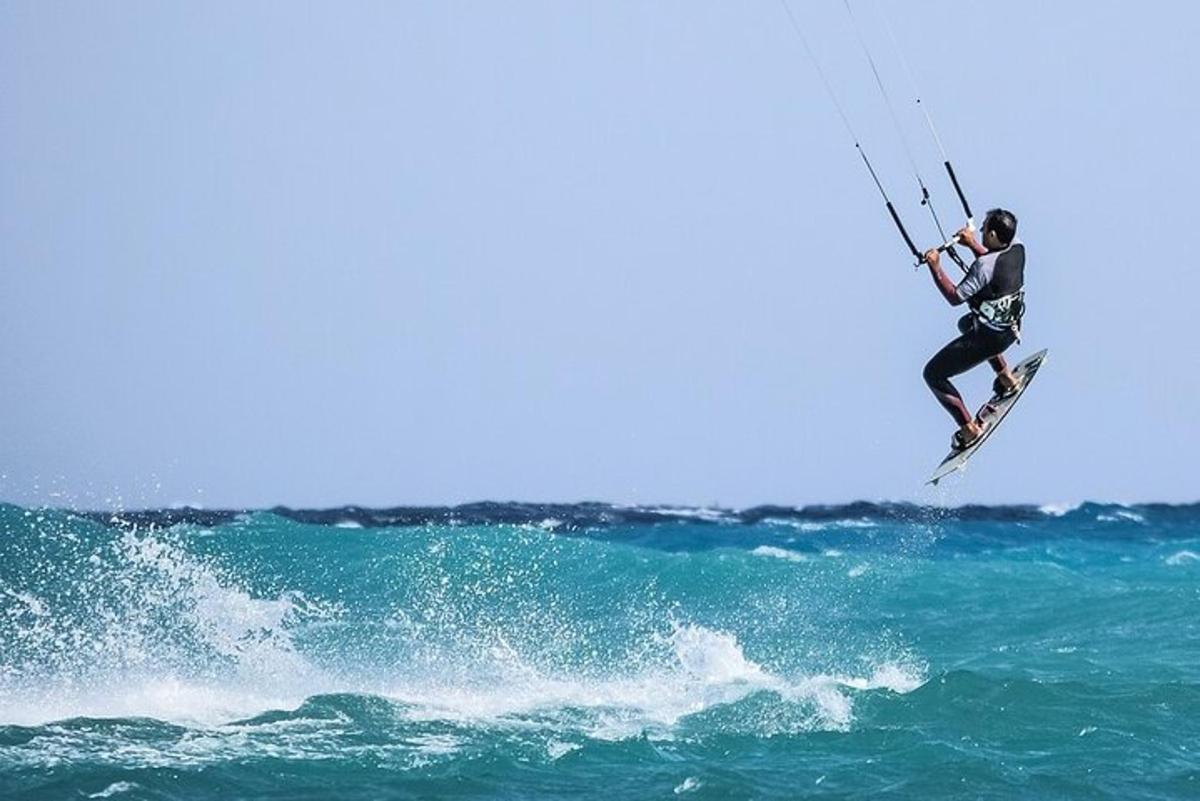 un uomo è su una tavola da surf nell'oceano
