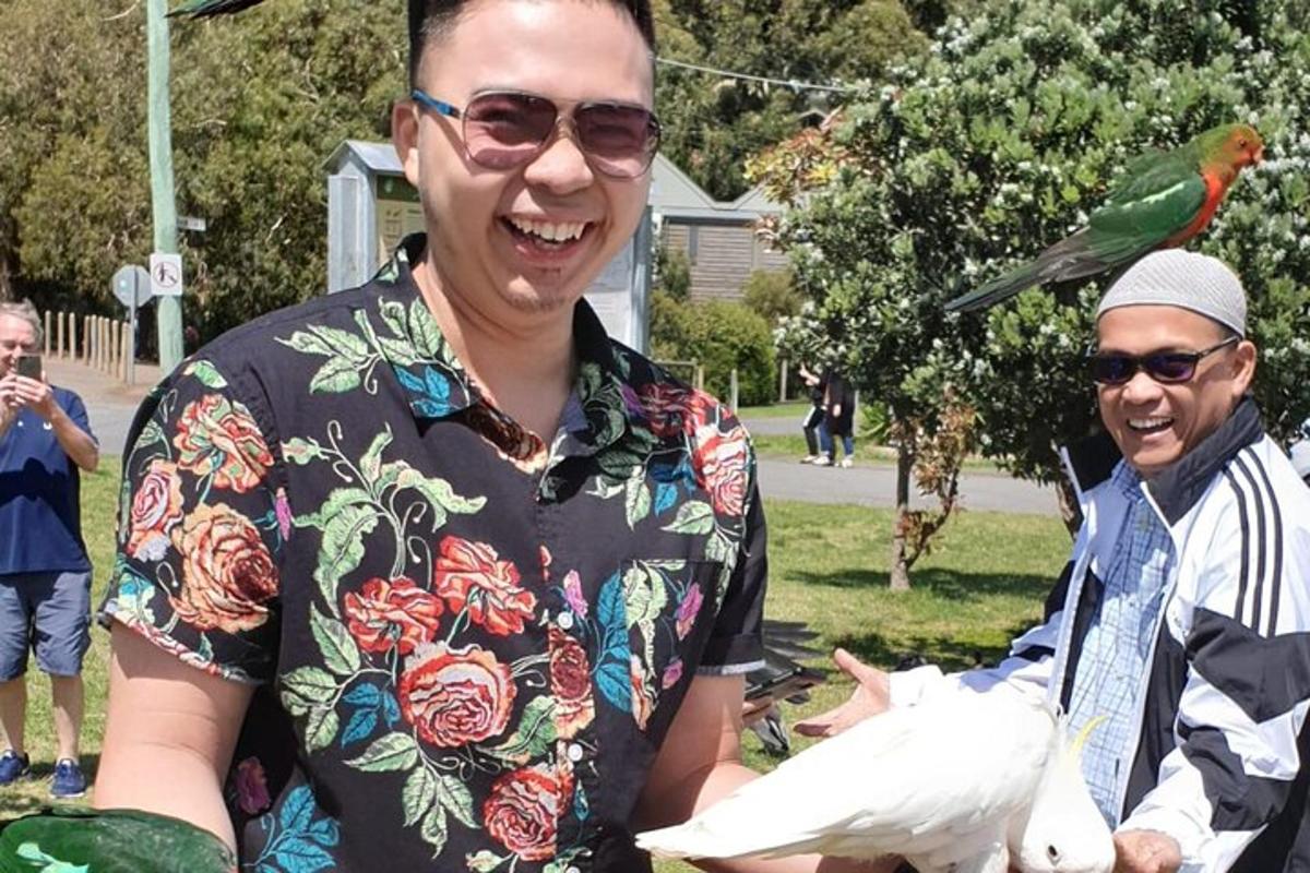 egy férfi madarat tart a karján