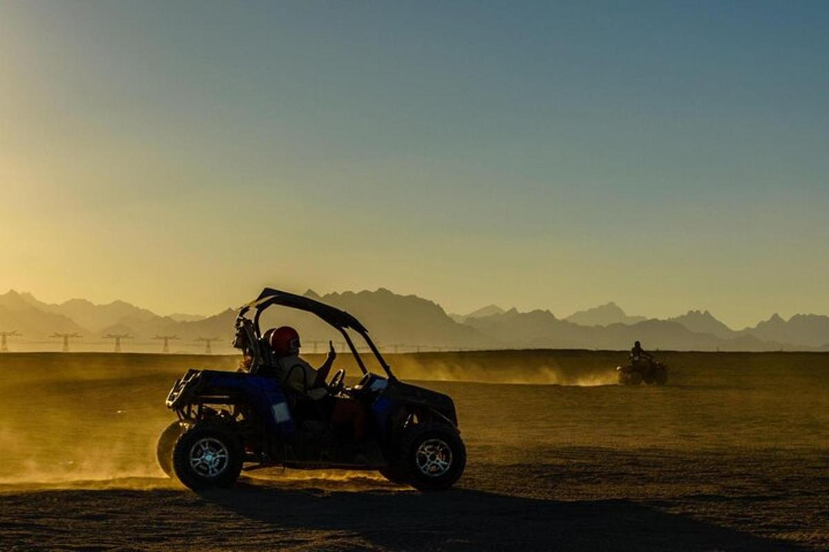 una persona que viaja en un vehículo de cuatro ruedas en el desierto