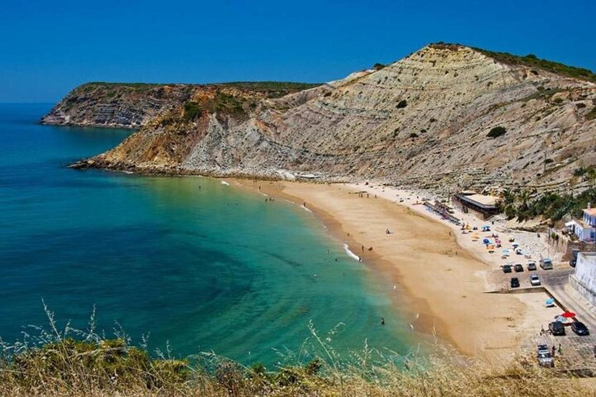 una spiaggia con un gruppo di persone in acqua