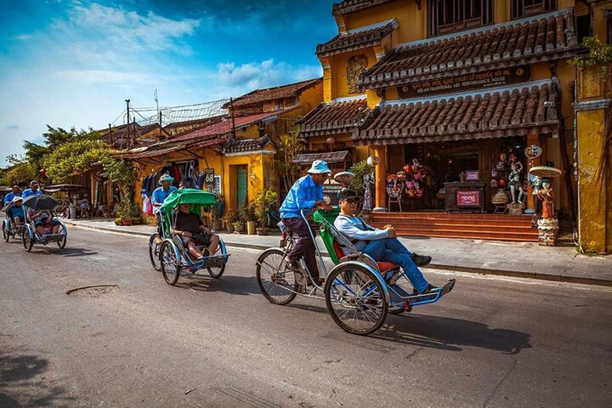 sekumpulan orang menunggang basikal di sebatang jalan